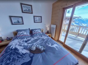2 bedrooms, desk