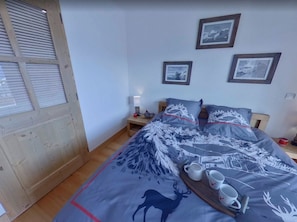 2 bedrooms, desk