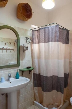 Shower, bidet - Romantic apartment just only 50 meters from the beach! (Vila do Maio)