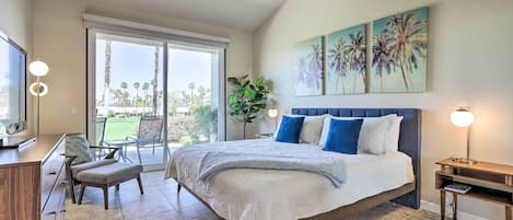 2 habitaciones, escritorio y tabla de planchar con plancha