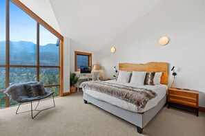 3 bedrooms, desk, iron/ironing board, travel crib