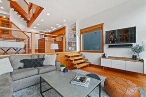 Smart TV, chimenea, libros y estéreo 