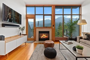 Smart-TV, Kamin, Bücher, Stereoanlage