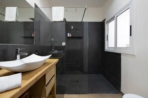 Dusche, Haartrockner, Handtücher