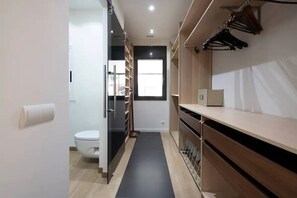 Douche, sèche-cheveux, serviettes fournies