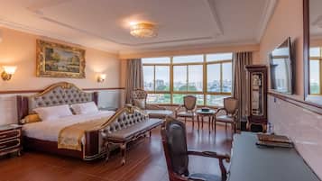 Deluxe Room | Hypo-allergenic bedding, minibar, in-room safe, individually decorated