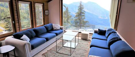 Una televisión, una chimenea