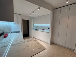 Kühlschrank, Mikrowelle, Geschirrspüler, Hochstuhl