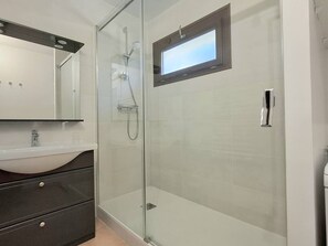 Bathroom - Renovated 2-Star Apartment for 4, Balcony, Parking, Ski Storage, No Pets, No Smoking (Bolquère-Pyrénées 2000)