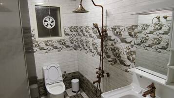 Single Room | Badrum | Dusch, regndusch, gratis toalettartiklar och hårtork