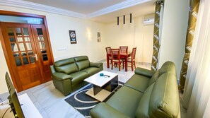 Apartament de luxe | Sala d'estar | Televisor de pantalla plana de 32 polzades amb canals per satèl·lit