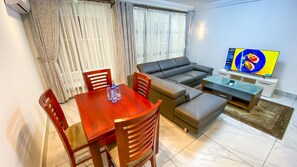 Luxury Apartment | Living area | 32-inch flat-screen TV with satellite channels, TV - RESIDENCE BELMANN BONAPRISO (Douala)