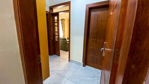 32-inch flat-screen TV with satellite channels, TV - RESIDENCE BELMANN BONAPRISO (Douala)