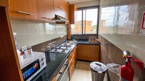 Refrigerador con freezer, microondas, horno, placa de cocina