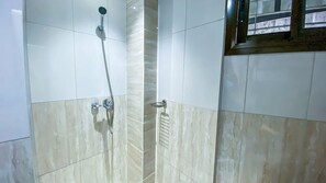 Luxury Apartment | Bathroom | Shower, hair dryer, slippers, towels - RESIDENCE BELMANN BONAPRISO (Douala)