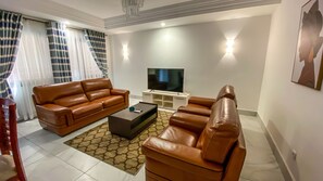 Luxury Apartment | Living area | 32-inch flat-screen TV with satellite channels, TV - RESIDENCE BELMANN BONAPRISO (Douala)