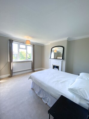 5 bedrooms, desk, WiFi