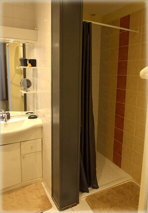 Hair dryer, towels