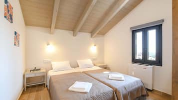 Habitación cuádruple de lujo | Escritorio, cortinas opacas, sistema de insonorización y wifi gratis