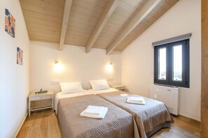 Habitación cuádruple de lujo | Cortinas blackout, insonorización y wifi gratis 
