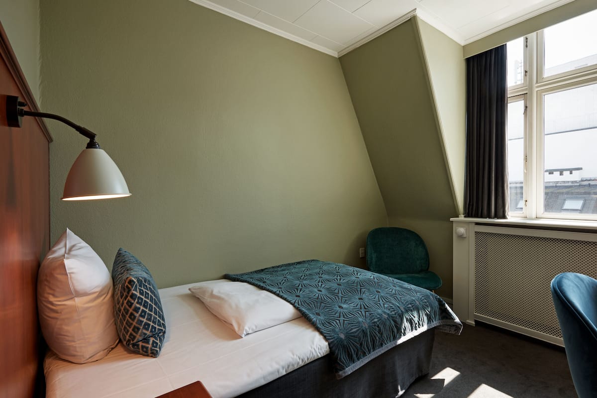 Habitación individual clásica | Ropa de cama de alta calidad, minibar, caja fuerte