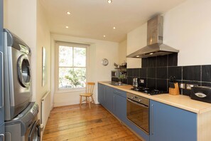 Réfrigérateur, four, lave-vaisselle, bouilloire électrique