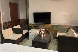 Living area - 1bed Apartment - Parking, Wifi, Balcony, Bbq (Tema)