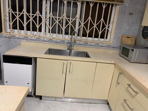 Apartamento | Cocina privada | Frigorífico, microondas, horno y placa de cocina