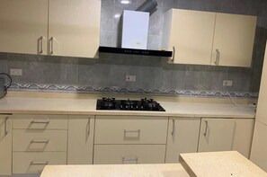 ตู้เย็น, ไมโครเวฟ, เตาอบ, เตาประกอบอาหาร