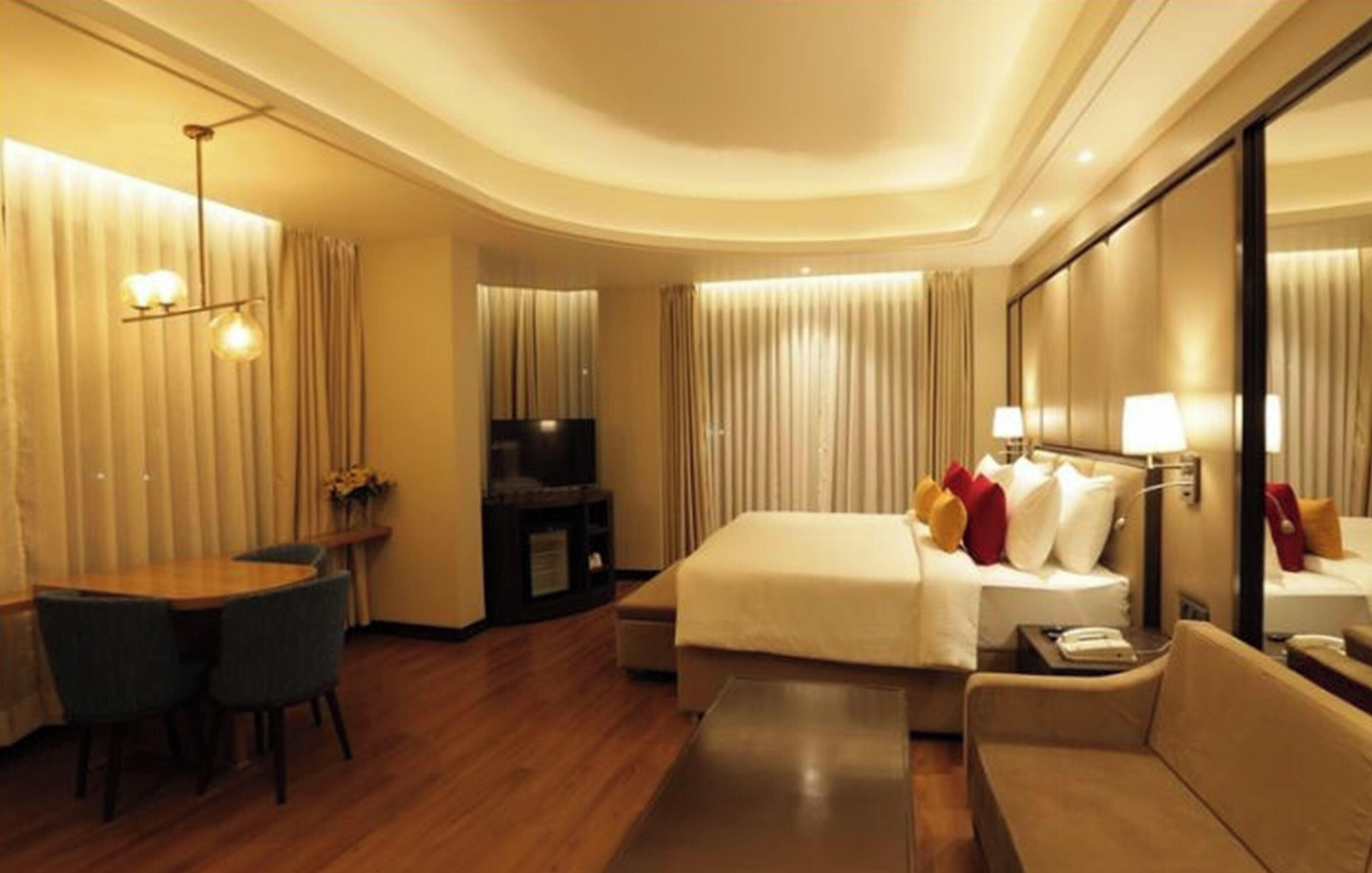 Suite, 1 cama matrimonial | Ropa de cama hipoalergénica y minibar 