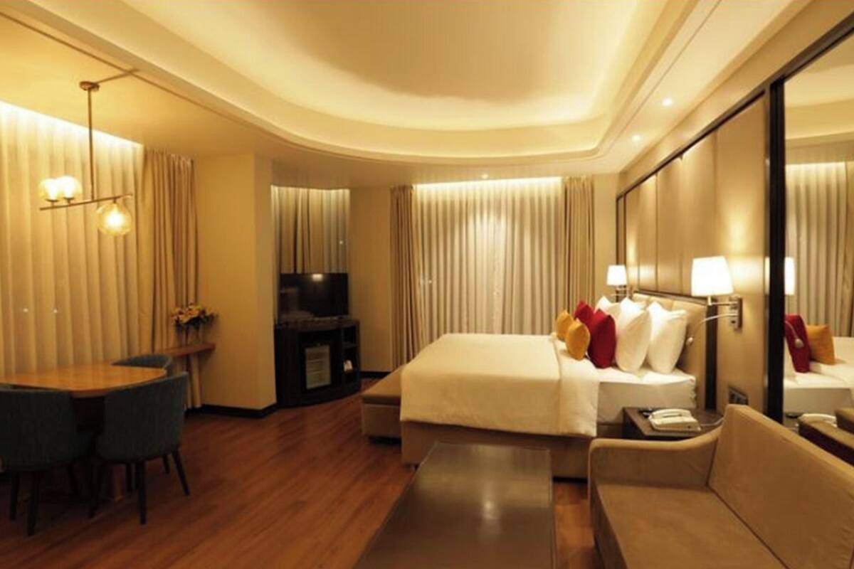 Phòng Suite, 1 giường đôi | Bộ đồ giường kháng dị ứng, minibar, két bảo mật tại phòng, bàn