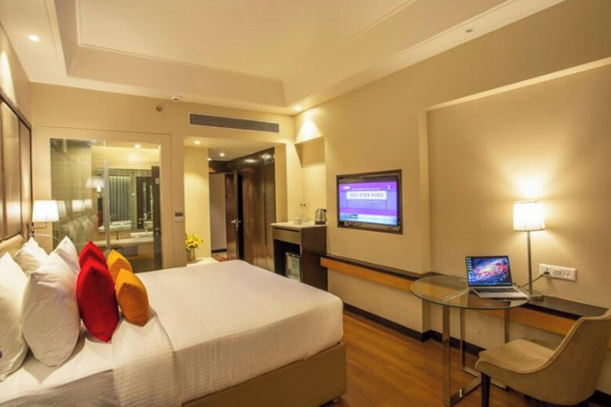 Bộ đồ giường kháng dị ứng, minibar, két bảo mật tại phòng, bàn 