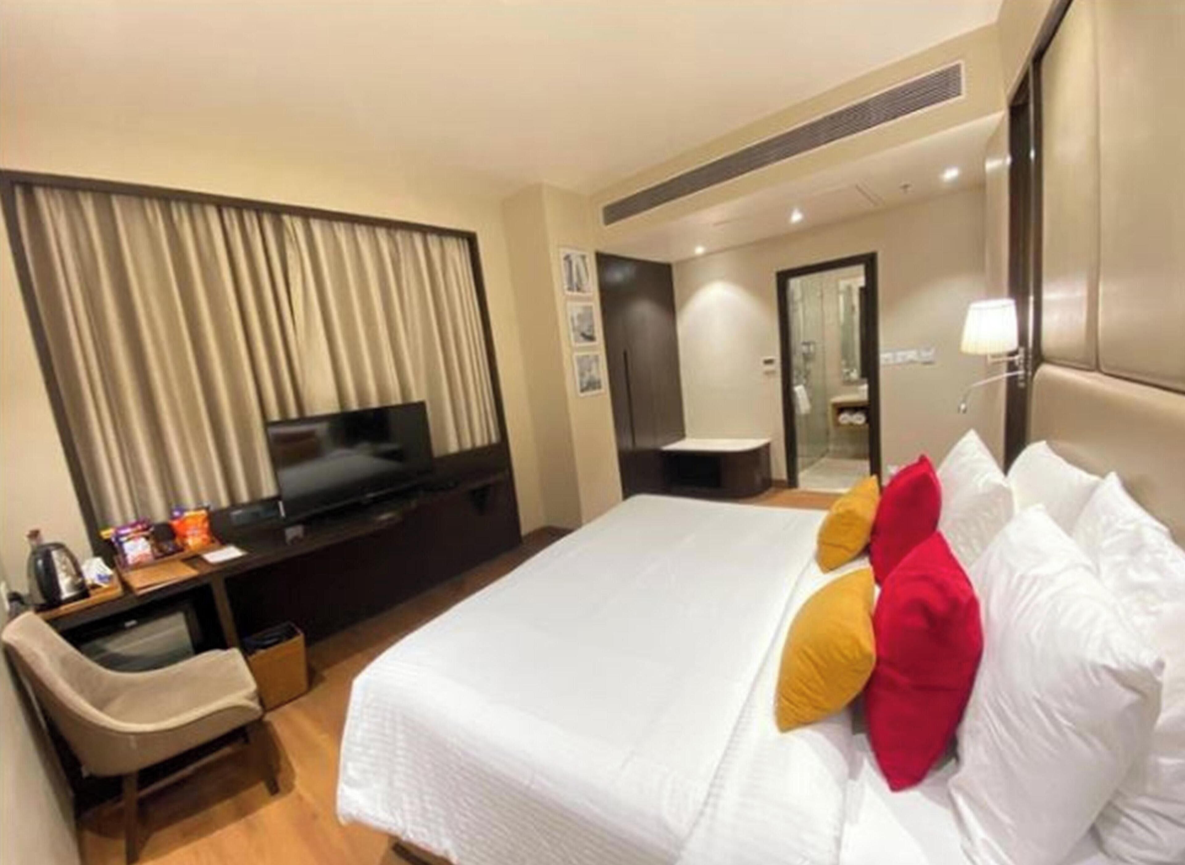 Habitación superior, 1 cama matrimonial | Ropa de cama hipoalergénica y minibar 