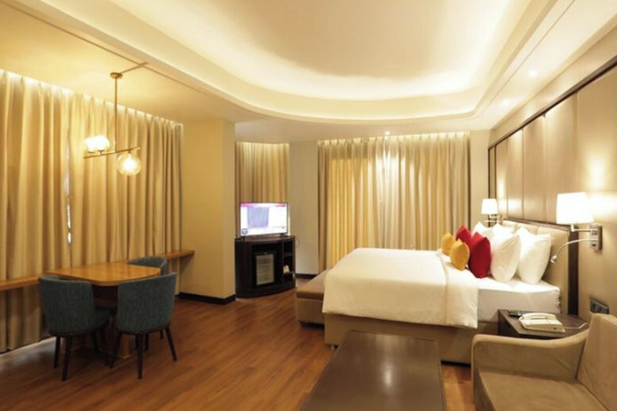 Phòng Suite, 1 giường đôi | Bộ đồ giường kháng dị ứng, minibar, két bảo mật tại phòng, bàn 