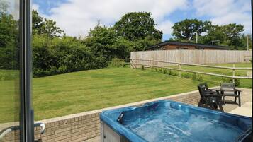 Cottage | Outdoor spa tub