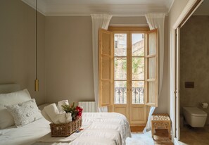 3 室のベッドルーム、セーフティボックス (室内)、デスク、アイロン / アイロン台