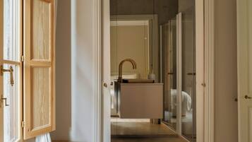 3 Schlafzimmer, Zimmersafe, Schreibtisch, Bügeleisen/Bügelbrett