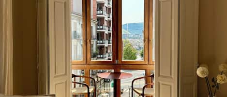 Televisión, chimenea, estéreo