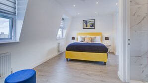 Een moderne slaapkamer met een geel bed, witte muren en een marmeren vloer.