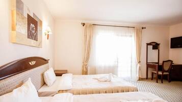 Habitación básica con 2 camas individuales | Wifi gratis y ropa de cama