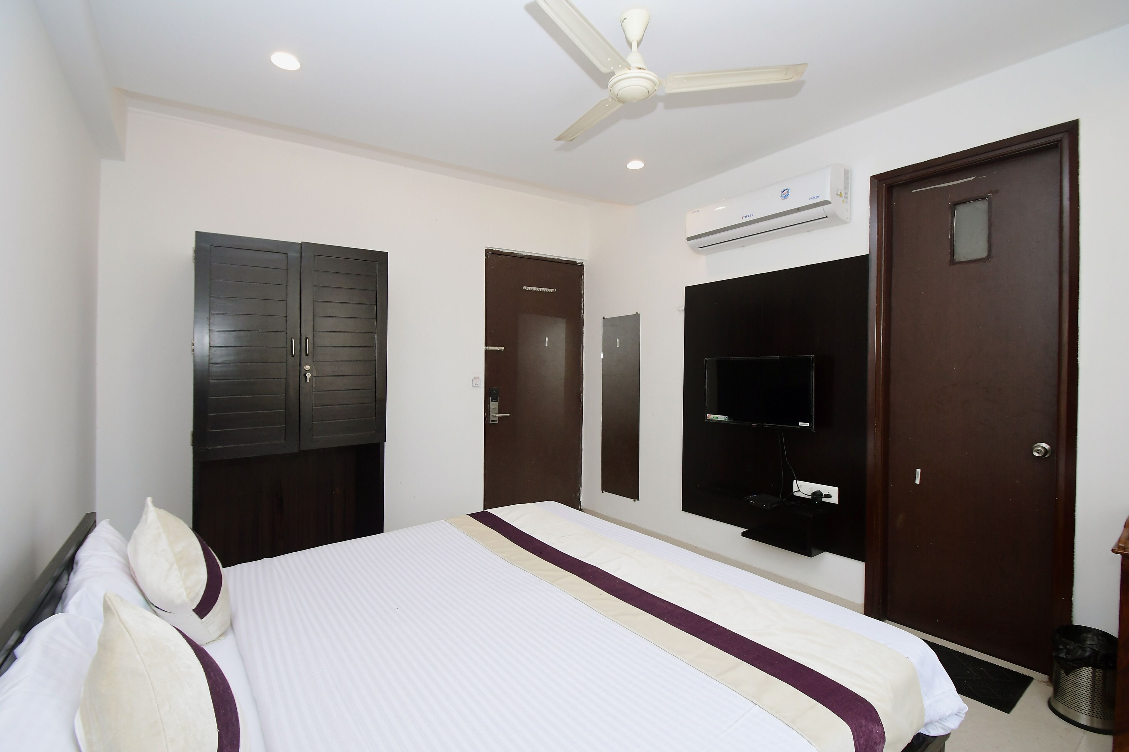 Premium bedding, desk, free WiFi, bed sheets