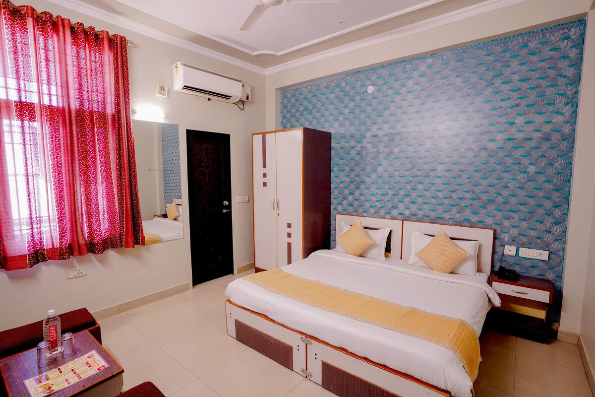 Individually furnished, free WiFi, bed sheets
