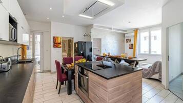 Réfrigérateur, micro-ondes, four, plaque de cuisson