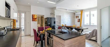 ثلاجة، ميكروويف، فرن، موقد طهي مسطح