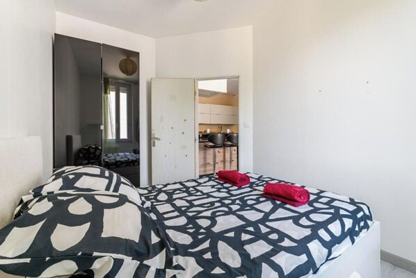 2 bedrooms, travel cot, free WiFi, bed sheets