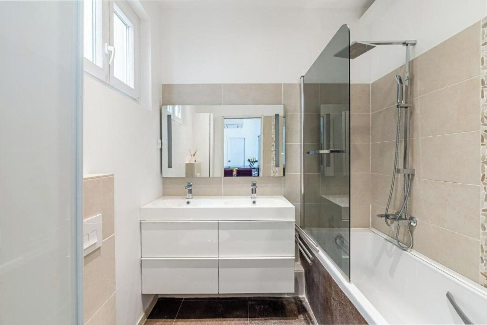 Baignoire, sèche-cheveux, serviettes fournies, savon