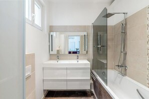 Baignoire, sèche-cheveux, serviettes fournies, savon