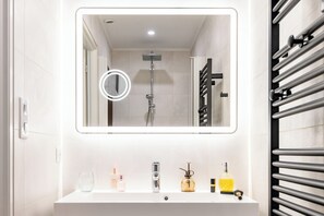 Douche, articles de toilette écologiques, sèche-cheveux