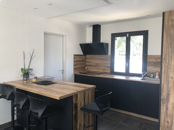 ثلاجة، ميكروويف، فرن، موقد طهي مسطح