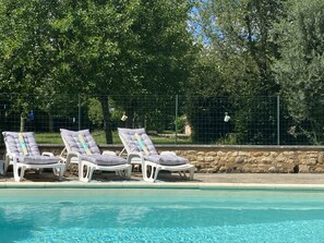 Een buitenzwembad en een verwarmd zwembad